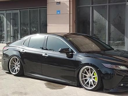 这台车必须把牛角拆了,有两个方案,第一全车贴银色膜,第二把卡钳换成与车身或轮毂同色#dou是好车 #改装车 #抖音汽车 #低趴姿态 #凯美瑞