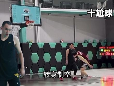 杰克摁帽滞空高荣!领导这么大球何时吗!#抖音球王争霸赛#杰克李俊vs高荣任来疯百分大战