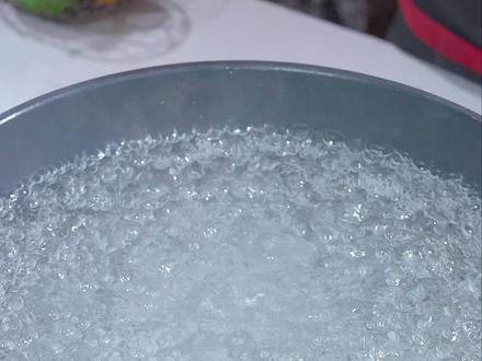 木耳是身体的清道夫,不管是男女老少都要经常吃,但要怎么做才能保留口感和营养不流失,做法非常讲究#木耳新吃法