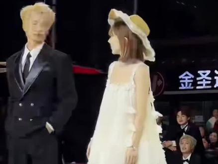 紫霖为了妹妹豁出去了,哈哈!后面有彩蛋,好可爱!#龙浩天直播录屏 #龙浩天户外直播 #紫霖和龙浩天妹妹 #龙浩天妹妹和紫霖 #直播录屏分享