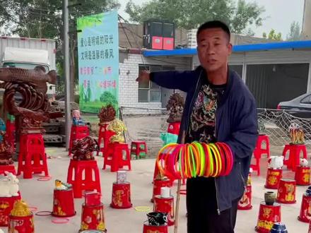 套圈慷慨老板豪爽,但电工大爷貌似被割了次韭菜。