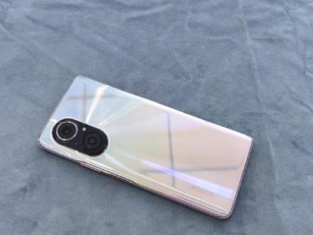 荣耀50SE,超窄边框大屏幕,1亿像素+66瓦闪充,120Hz高刷屏