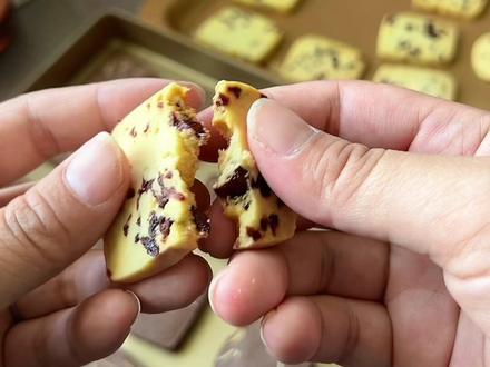 曲奇家族中最简单的一款,只要搅一搅拌一拌就能成功,而且特别酥脆…那就是#蔓越莓曲奇 ,超适合新手…#宅家好食光 #曲奇 #家庭烘焙