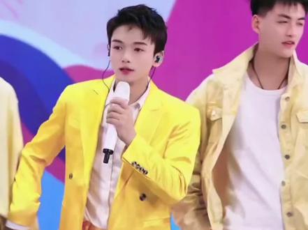 重要通知:@阿祖🧢星城 今天七点嘉年华比赛!大家都回家!都回家哟!@昊艺💛星城唱将 组长太暖太好了,对每个组员都很呵护!#不愧是你 #同框 #没见过系列 #超喜欢 #创作者大会