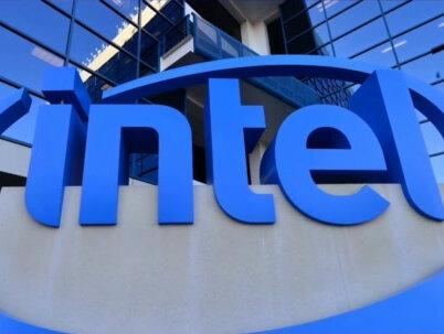 国产芯片设计公司与英特尔签署采购协议 澜起科技大手笔!计划与英特尔签署高达1.06亿元的采购协议,这背后隐藏着怎样的商业布局?
近日,澜起科技股份有限公司发布公告,计划与Intel Corporation及其关联公司签署一份不超过1.06亿元的采购协议。这一举动旨在满足公司的经营发展需求,采购范围涵盖原材料、研发工具及服务等多个方面。澜起科技与英特尔的紧密合作,体现在双方共同研发的津逮CPU项目上,该项目是澜起科技的重要业务之一。津逮服务器平台是澜起科技针对中国市场设计的本土服务器解决方案,包括津逮CPU和混合安全内存模组。澜起科技已经推出了第六代津逮能效核CPU,持续升级产品性能,以满足市场需求。
财报显示,澜起科技在2024年前三季度实现了营业收入25.71亿元,同比增长68.56%;归母净利润为9.78亿元,同比大增318.42%。其中,津逮服务器平台产品线的销售收入约为1.85亿元,同比增长高达565.34%。这些数据充分展示了澜起科技在服务器市场的强劲增长势头。展望未来,澜起科技预测2024年全年将实现营收约36.39亿元,同比增长约59.20%;净利润在13.78亿元至14.38亿元之间,同比增长205.62%至218.93%。此次与英特尔的采购协议,无疑将为澜起科技的业务发展提供有力支持,助力其在服务器市场持续拓展。
澜起科技与英特尔的强强联合,预示着澜起科技在服务器市场的持续崛起。你如何看待这次合作?快来评论区分享你的看法吧!感谢大家的观看和支持!#芯片设计 #半导体设备 #芯片封装 #真空共晶炉 #真空回流焊