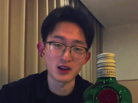 金酒第二期来了 给整破防了 香草味是真难喝……#屈臣氏香草味苏打汽水 #金酒 #添加利金酒 #金汤力 #金酒是什么味道