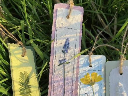 压花书签DIY|废纸+厨房垃圾变魔法书签🌸 没想到吧,废纸摇身一变👇
撕碎泡澡→疯狂打浆→加入淀粉糊(天然胶水!)→抄纸塑形(三明治叠法纸浆+种子+纸浆)→晾干
🌱Tips:玉米/红薯淀粉2-6周自动分解!种子发芽不耽误超环保der~
小麦苗是猫草,毛孩子吃有助于排毛,补充营养,增强免疫力。养猫咪的姐妹可以用小麦种子
厨房边角料居然能染出莫奈配色!
洋葱皮紫蒲丨火龙果胭脂粉丨竹叶鹅黄色丨红菜苔月蓝|蔬菜汁草绿色
煮水的时候,厨房满满蔬菜、水果、竹叶的清香~
✨调色秘诀:白醋、明矾、小苏打等媒染剂,酸碱反应颜色超好看!很春天!红菜苔超好看,每次都能美到我,每一张都不一样,好可惜过季没有了~~要等明年勒(还好还有染好的纸安慰我~)
制作书签:
每个植物的形态都不一样,搭配手撕毛边才有灵魂
植物+纸+麻绳+棉线,4种不同材质的结合,书签更有趣、耐看!
因为是天然草木染+天然媒染剂,书签在使用过程中会慢慢褪色~正因为如此,才更有手工的魅力呀~
或者书签密封保存,保持干燥,就能保存很久啦!
不完美才是生活美学呀~我是橘子,下期见~
#植物书签 #再生纸 #种子书签 #春天的味道 #手工diy