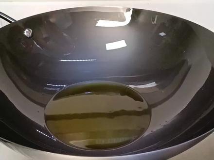 煎鱼时,切记别直接下锅煎,大厨教你一招,保准不粘锅不破皮