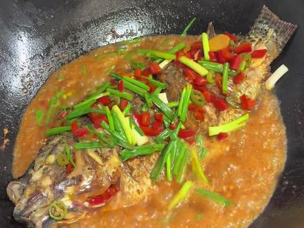 #记录我的厨房日记 #创作灵感 年夜饭安排红烧鱼,年年有余,红红火火,好吃寓意也很好#红烧鱼 #年夜饭 #动手自己做美食 @DOU+小助手