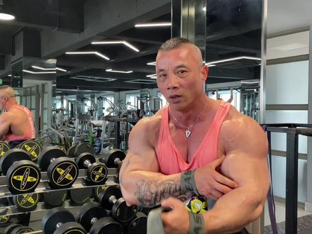 怎么样去练肌峰?动作示范在最后耐心看完#健身教学 #麒麟臂 #健身