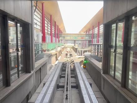 首都机场T3航站楼内部捷运🚝机场楼内前往登机口的小火车🚆