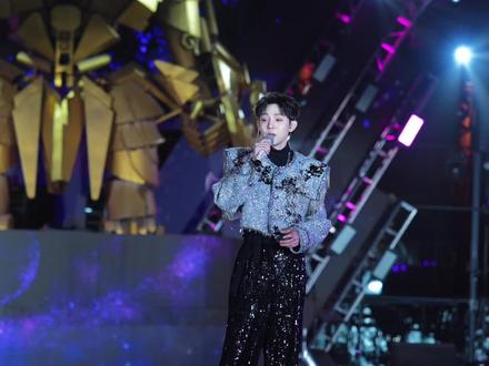 今晚开封万岁山封神!高迪现场演绎《我是真的爱上你》,嗓音自带故事感,在武侠城的夜色里,爱意彻底爆发。#高迪 #我是真的爱上你 #万岁山武侠城 #演唱会