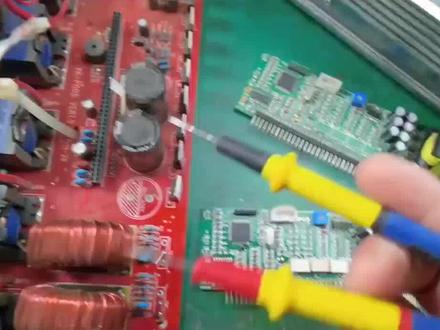 逆变功率模块损坏?跟着这招,从此告别维修烦恼#维修#光伏
在进行逆变功率模块的故障检查时,我们需要关注IGBT、IPM等主要部件。检查它们的外观是否存在破裂的迹象,同时注意端子与相连印制板之间是否有烧蚀痕迹。利用万用表进行测试,确保C-E、G-C、G-E之间的通路正常。另外,通过测量P对U、V、W和N对U、V、W的电阻值,观察是否存在不一致性。同时,检查各驱动功率器件控制极对U、V、W、P、N的电阻值,判断是否存在异常。通过以上步骤,我们可以判断出哪个功率器件可能存在损坏。
2 损坏的原因查找
(1)器件质量不达标。
(2)外部负载出现严重过电流、不平衡状态,或是电机某相绕阻发生对地短路,某一相绕阻发生内部短路,或是负载机械出现卡滞现象,相间出现击穿,输出电线存在短路或对地短路问题。
(3)负载上连接了电容,或因布线不当导致对地电容过大,从而使得功率管产生冲击电流。
(4)用户电网电压过高,或者有强烈的瞬间过电压现象,从而导致过电压损坏。
(5)机内功率开关管的过电压吸收电路发生损坏,无法有效吸收过电压而使IGBT损坏。
(6)滤波电容因长时间使用而老化,容量减少或内部电感变大,对母线的过压吸收能力下降,导致母线上过电压过高而损坏IGBT。正常运行时母线上的过电压是由于逆变开关器件脉冲关断时,母线回路的电感储能转变而来。
(7)IGBT或IPM功率器件的前级光电隔离器件因击穿导致功率器件也击穿,或在印制板隔离器件部位存在尘埃、潮湿导致打火击穿,从而引起IGBT、IPM损坏。
(8)由于不适当的操作或产品设计软件中存在的缺陷,在干扰和开机、关机等不稳定情况下引起上下两功率开关器件瞬间同时导通。
(9)雷击、房屋漏水入侵、异物进入、检查人员误碰等意外情况。
(10)在维修过程中更换了滤波电容器,由于该电容质量不佳,或接入电容的线路比原来更长,导致电感量增加,造成母线过电压幅度明显上升。
(11)前级整流桥损坏,由于主电源前级进入了交流电,导致IGBT、IPM损坏。
(12)在修理过程中更换功率模块时,由于没有采取静电防护措施,焊接操作损坏了IGBT。或在修理过程中散热、紧固、绝缘等处理不当,导致短时间内损坏。
(13)在并联使用IGBT时,未考虑型号、批号的一致性,导致各并联元件电流不均而损坏。
(14)变频器内部保护电路(的某个元件损坏,失去保护功能#光伏发电