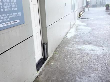 特斯拉全铝车身玻璃天窗抗击性能如何?一场特大冰雹给你参考答案#特斯拉 #model y #汽车知识