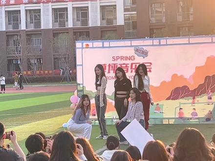 #浦江限定 草坪音乐节🎵是你期待已久的那个吗🥳🥳🥳#封校的当代大学生#南京工业大学浦江学院 @DOU+小助手 @抖音校园 @中国大学生在线
