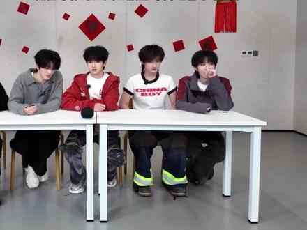 恩仔你到底咋了???从新音开始就这样了 你是不是这几次都是想到小师弟了?要不然真没法解释啊!!#橹穆 #杰丞 #物料 #271199 #甜甜的恋爱