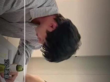 这时候的郝熠然也是直男范,抽了纸递给云旗,被提醒了才知道上手擦
最后也掉了一颗泪在云旗身上,兄弟俩一起哭
#云熠