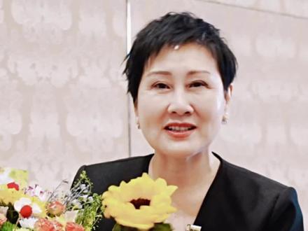 每个女孩都是一种鲜花,你可以是向日葵可以是小红花,每种花都很美丽。女性都要爱自己,也去爱这个世界。#两会代表委员有话说 #今天妇女节 #妇女节送自己一束花 #妇女节 #看见两会里的她