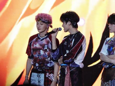 TF家族新音day2互动环节,张泽禹摸张极腹肌 #张泽禹 #张极 #新音 #追星 #直拍