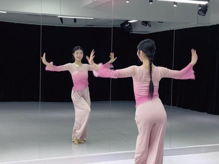 好听又好看的《咏春》加长版来啰~(融合了两个版本组合太好看啦,每个版本都喜欢,背面口令教程,这下可以学会了吧~)#咏春舞蹈教学 #咏春舞蹈挑战 #抖音年味舞蹈大赏 #抖音新春联欢会 #随变一拍都很夯
编舞:@阿莎莎. @好多禹