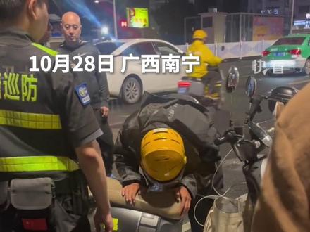 外卖小哥凌晨被偷餐,抱着电瓶车崩溃大哭……拍摄者:说是下雨赚的钱都不够赔,后来警察说帮忙给顾客打电话。