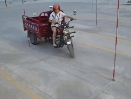 三轮摩托车考试,绕桩行驶有诀窍,车慢手快很重要!#西安摩托车考场 #西安摩托车考试 #西安摩托车驾照 #西安增驾 #西安驾校