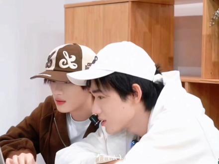 “喂喂喂!这里禁止🚫公费恋爱哦!”#源轩 #轩源 #宋亚轩张真源 #会火 @抖音小助手 @抖音创作小助手 @会火