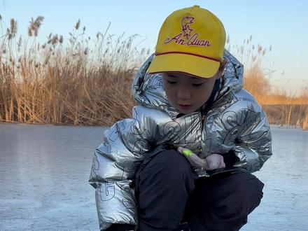 冬天的公园也挺有趣 这类有点点危险的事情,让娃的肾上腺素飙升。让血液更快输送到肌肉和大脑,提升力量、反应速度和注意力,身体会分泌内啡肽,与肾上腺素的作用结合,能缓解紧张,带来兴奋感和成就感。埋头苦学一周了,让孩子在合理安全的环境下玩点小刺激,有利于释放学习压力。