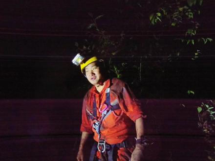 据说天坑底部住有神龙,专业探险队进入揭秘,发现大型地下暗河 #天坑 #竖井 #山洞 #户外