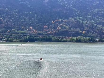 昆明滇池西山睡美人
远眺望西山群峰,你会发现昆明睡美人,峰峦起伏,林木苍翠,百鸟争鸣,涧壑流泉,云蒸霞蔚,景色秀丽。既像一尊庞大的睡佛,又似一个仰卧的少女,故称“卧佛山”,又称“睡美人”。明嘉靖年间杨慎在《云南山川志》中赞美西山“苍崖万丈,绿水千寻,月印澄波,云横绝顶,滇中一佳境也。”在明代,昆明西山与通海秀山、大理巍宝山、大理鸡足山,合称“云南四大风景名山”。
滇池,亦称昆明湖、昆明池、滇南泽、滇海。在云南省昆明市西南,有盘龙江等河流注入,湖面海拔1886米,面积330平方千米,云南省最大的淡水湖,有高原明珠之称。平均水深5米,最深11米。湖水在西南海口泄出,称螳螂川,为长江上游干流金沙江支流普渡河上源。
#昆明睡美人 #昆明滇池睡美人 #昆明西山睡美人 #昆明西山 #昆明知名