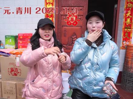老妈给小七小八都买了新衣服,款式一样颜色不同,上身后也很可爱