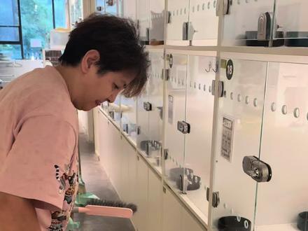 不害怕质疑,我们只想问自己是否真的做到流浪猫福利 这是一篇长视频,希望大家可以耐心看完。
一直以来不伐听到一些反面的声音,我们觉得质疑是好事,质疑会让我们闪闪发光。
阿咪领养馆从始至终都不是以收容为最终目的的团队,我们从始至终都觉得完整的救助是从发现➡️治疗➡️安置➡️领养为止,从救助人到安置调整性格到领养家庭的接纳,我们每一个环节每一个人都在参与其中,我们共同守护小猫。
当然我们可以选择另一种方式,集中收养,不用每天单独调整猫咪性格状态,给口饭吃,活着就好,但是这不是我们团队的理念和态度,我们不拉踩,只是大家设定的救助目标不同,无对错,只是彼此想要做的事情最终的结果导向不同。
在这八年中,我们改善的是那些流浪猫的生活环境,希望领养家庭看到干净的环境,活泼可爱的小猫,并且在进入家庭之前我们能确定清楚地知道每个笼子的猫咪吃喝拉撒的情况,对领养家庭负责,对小猫负责。
当然我们也接受那些各式各样的声音,这世界不能像乌合之众那样,只听到一种声音,只有各种各样的声音存在,世界才会变得更好!
愿大家多来阿咪了解我们,让我们共同用时间和事实说话。
#内容太过真实 #我和流浪猫的故事 #关爱流浪猫