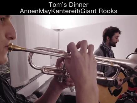 《Tom's Diner - Tom's Diner AnnenMayKantereit/Giant Rooks》很难想象烟嗓那位才二十多,长得也很年轻,但声音活像已经活了七十年#流行乐 #烟嗓 #宝藏歌曲 #小众音乐