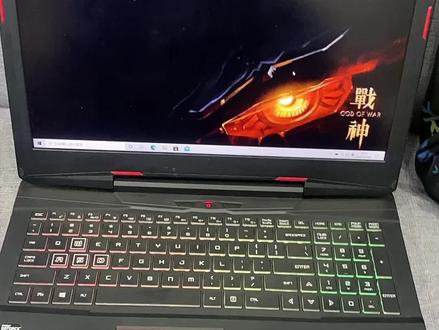 配置:神州战神Z7-KP7GC游戏本吃鸡无压力
处理器:i7-8750H-主频2.2-六核机
内存:8G
硬盘:128固态+1T机械
显卡:GTX1060独立6G
屏幕:1920/1080高分
电池健康度100!
键盘带LED背光,机器成色都
