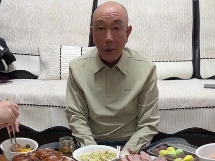 点开视频的朋友们过年好 马年大吉大利 马年身体健康 万事如意 一桌好菜只为家中老宝,家有一老如有一宝 #欢欢喜喜过马年 #家庭聚餐时光 #一家人 #幸福的一家人欢聚一堂#过年好