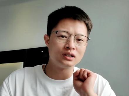 #益生菌 #小王医生 #养胃
生菌可以养胃吗?
答案是可以,益生菌大家知道的功能是调节肠道菌群,帮助肠道恢复健康,对腹泻或者便秘有作用。但是一说到益生菌养胃,大家可能就不太能理解了。
益生菌是如何怎么起到养胃作用的呢?
答案很简单,益生菌可以调节胃部菌群环境,产生的乳酸菌素及免疫调节物质对胃粘膜损伤有修复作用,促进胃部炎症和伤口的愈合。也就是我们平时说的养胃护胃。
最后提示大家,益生菌可以养胃护胃,但不能代替药物治疗疾病哦。