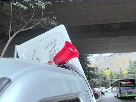 石桥立交下摊贩扎堆,交通拥堵,市民:投诉多次占道照旧,城管:过年更堵 这还没过年呢。(记者:解志昌 吴畇彤 编辑:王栗 审核:张依 秦延庆)#占道经营 #交通拥堵 #城市管理 #出行