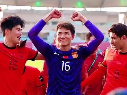 李昊,2004年3月6日出生于河南南阳,成长于广州,身高1.87米,司职门将,现效力于青岛西海岸足球俱乐部,中国U22国家队成员。2025赛季中超扑救成功率81.8%,当选6月最佳门将,2026年U23亚洲杯扑救成功率94%并获赛事最佳门将。
2016年通过万达“中国足球希望之星”计划赴西班牙,加入马竞青训,2023年与马竞签约,后租借至科尔内利亚,2025年解约回国。
职业与国家队生涯
•俱乐部:2025赛季中超首发29场,81.8%扑救成功率,8场零封,当选6月最佳门将。
•国家队:入选各级国青/国奥,2023年U20亚洲杯扑日本点球,2026年U23亚洲杯4战390分钟零封,点球大战扑关键球助队进四强。
主要荣誉
•2019上海“金山杯”国际青少年足球邀请赛最佳门将。
•2025年6月中超最佳门将。
•2026年U23亚洲杯赛事最佳门将(扑救成功率94%)。