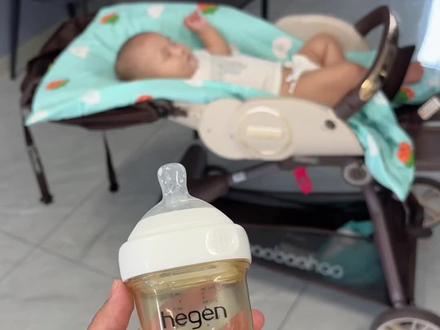 宝宝不吃奶瓶怎么办 🔥姐妹们,谁懂啊,一直混合喂养,突然间宝宝一口奶瓶都不吃(母乳瓶喂都不吃)软磨硬泡了三天终于吃了,下面是我总结的瓶喂成功的方法,希望可以给大家做下参考👇
1️⃣ 等到宝宝有一点饥饿感的时候喂,千万不要硬喂!千万不要硬喂!宝宝哭的时候不要硬塞,安抚好情绪再喂,只要他出现抗拒,或者哭就不喂了,先转移注意力妈妈和爸爸一定要有耐心心态放好,可以先用奶瓶装水喂她,让他熟悉奶瓶,循序渐进。
2️⃣ 熟悉安静的坏境,熟悉的人。重点来了,瓶喂时先烫热奶嘴,再沾上干奶粉给他吃,吃的时候拉他小手摸着奶瓶,有温度的奶嘴,不一样的奶香味会让他感到好奇,就会尝试吸,一次不行就两次,两次不行三次,反复尝试。我们宝宝用这个方法很丝滑的吃完了一瓶奶。
3️⃣ 只要宝宝吃了一次奶瓶后面两天就给他一直吃奶瓶,等第三天可以开始亲喂瓶喂结合,不要才吃了一两次奶瓶就亲喂,这样可能又会导致他不吃奶瓶了。
❤️不是专业的自己摸索出来的分享一下自己的经验给各位宝妈们参考,你们有好的方法也可以发出来我参考一下,加油!#宝宝喝奶 #混合喂养 #亲喂和瓶喂的轻松转换