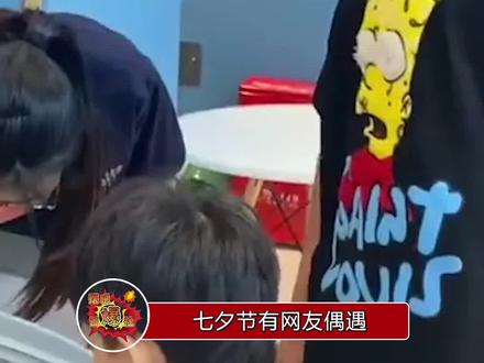 七夕节有网友偶遇黄晓明带着儿子小海绵玩,黄晓明还和小朋友说:小海绵请你们吃。