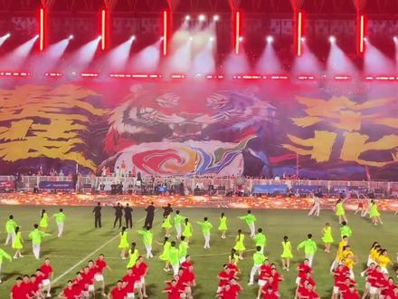 东北超完整开场曲《大东北是我的家乡》 我的东北老家一出加超强唢呐,倍儿爽!#东北超 #大东北我的家乡 #开幕式节目表演 #体育场上的狂欢 #东北F4