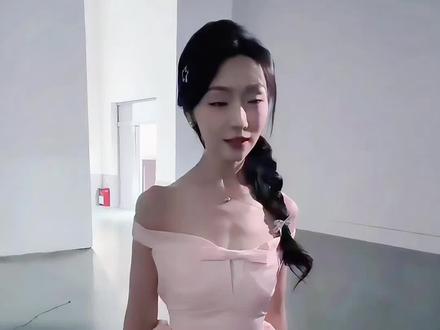 @王云云(彩彩云)
玩梗套路大成功!
宝宝说自己是中间人
那好人待遇和坏人待遇我都安排
主打一个雨露均沾✨
#王云云#玩梗 #甜妹 #互动 #小变态万人迷
