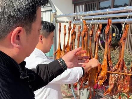 手把手教你做正宗绍兴酱鸭,出锅那一刻绝了! 把这份传承自家庭的“江湖秘方”分享给你。无论身在何处,愿这道家常味,能温暖你的胃,也能唤回属于你的那份记忆。
#美食教程 #美食 #抖音美食创作人 #酱鸭 #跟着抖音学做菜