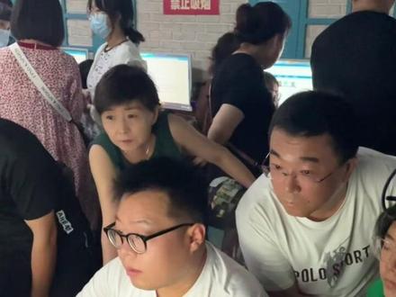 大批考生和家长以及志愿填报机构齐聚网吧,为了同一件事“报志愿”。内蒙古高考志愿填报有别于其他地方,考生可以实时看到自己所在填报志愿学校的排名,以此判断自己是否能被录取。所以不停刷新志愿,改志愿,有的为了冲刺好学校,有的观望排名,有的为了给别人占位,现实版“心理战”正在上演。#热点新闻事件
