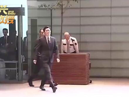 高市早苗拒不认错,日本议员着急了,向中方提出一个请求