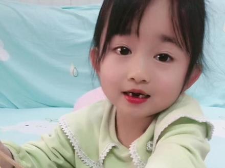 我以为婷婷等不及了急急忙忙的夹糍粑自己吃但是万万没想到原来是给我