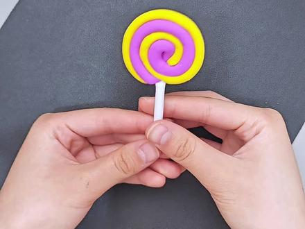 把粘土搓一搓卷一卷就能做出一个可爱的棒棒糖,你也赶紧来做一个试试吧。#亲子手工#粘土手工#手工DIY