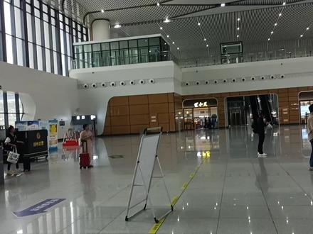 探访扬州东站,车站配套焕然一新服务设施非常好,当前出行旅客少 #扬州探店达人 #扬州东站 #生活vlog #动车站 #高铁站 #火车站