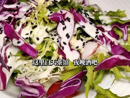 这应该是海口第一家,室内城市露营茶吧,自带帅哥美女的流量密码,满屏的氛围感,太出片了。潮市露营。这大桌双人下午茶才58块8,有两杯饮品,还有提拉米苏等。这里白天茶馆夜晚酒吧,浪漫完美融合,快艾特小姐妹走起#五一去哪儿 #下午茶 #露营漫时光 #心动五一 #约会必备