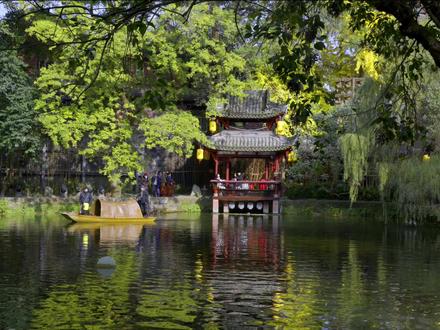 成都崇州罨画池,千年蜀州芳菲 一千多年唐宋蜀州州府遗迹,成都崇州罨画池,修建于武则天垂拱二年,为大唐蜀州州衙后圃,始称“东亭”、“东阁”。张柬之、钟绍京、李岘、王缙在大唐不同时期出任蜀州刺史,他们在罨画池内处置政务,接待来蜀的唐朝官员名仕,四人后来均位至大唐宰相。其后,高适、裴迪先后出任蜀州刺史,见证盛唐蜀州。杜甫,在裴迪邀请下,来东亭赏梅,住在罨画池畔,写下诗句“东阁官梅动诗兴,还如何逊在扬州”。北宋,蜀州东亭正式更名为罨画池,“铁面御史”赵抃、“苏轼之孙”苏符、“爱国诗人”陆游陆续入政蜀州,在罨画池畔勤政躬亲、文采风流。文庙,同罨画池一道成型于武则天垂拱二年,前身为祭祀老子的”老祖庙”,老祖庙催生了青城山的道家起源,是名副其实的中国道教之根。由于朝代更迭,老祖庙被更换为文庙,开始传播孔孟之道。
罨画池,历经安史之乱、靖康之耻、崖山海战,因偏安一隅,被完整保存,讴歌着古代中国的唐宋史诗。由于明朝战乱,罨画池大部分建筑毁于一旦,又经清明不断修复重建,至今仍然保存着唐朝时期三曲桥,宋时楼台、明时陆游祠,清时水榭亭轩,罨画池集唐宋明清建筑大成,为历代名仕精心保护。清道光年间,罨画池进行最后一次大修,时任成都府崇庆州知州孙开嘉,江浙人士,重淘淤塞内池,以江南园林的营造手法修筑小景,形成今天罨画池犹如江南园林版精致风雅,移步换景。
景点:成都崇州罨画池博物馆
门票:8元
交通:
1、成都地铁4号线万盛站,乘坐302公交车崇庆中路税务学校下车,步行或单车前往,前程1小时
2、成都西站、南站、东站,票价12元起,耗时最短15分钟,到崇州站,打的前往。
#在成都感受千年巴蜀文化 #成都迎来多彩冬日 #东方美学 #罨画池 #成都预计全年接待游客将超3亿人次